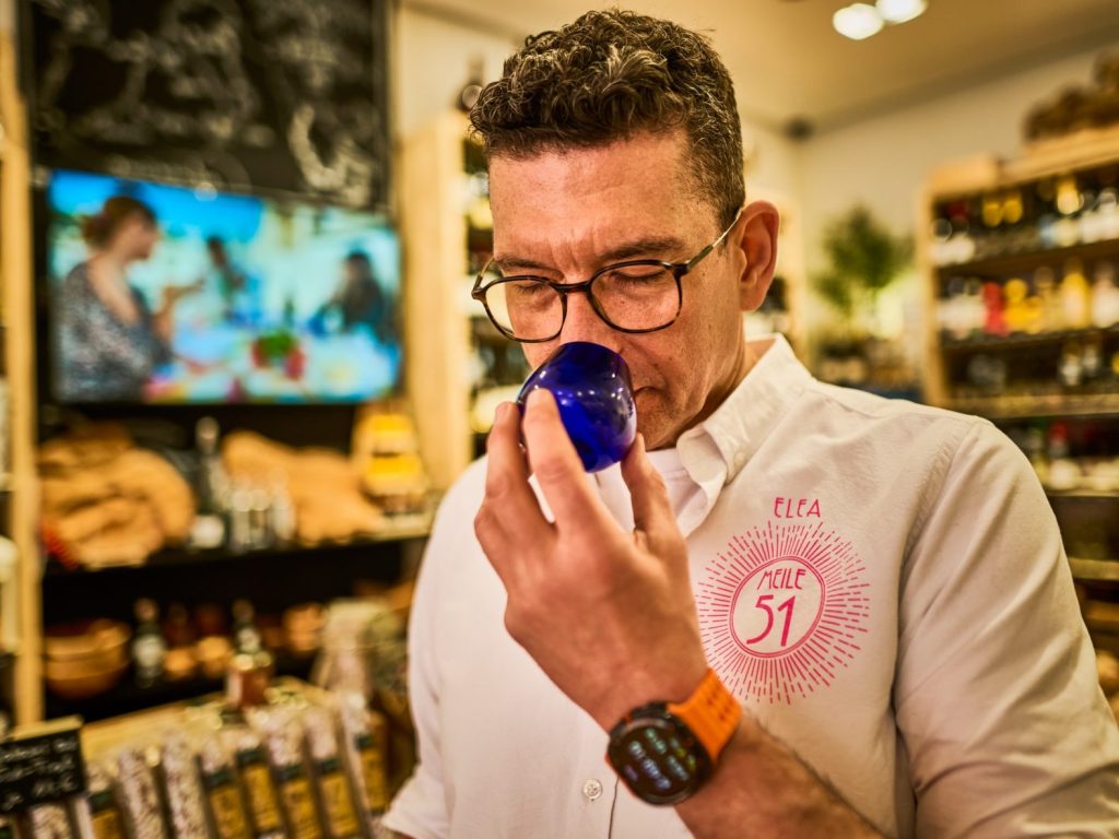 Olivenölverkostung mit blauem Verkostungsglas bei ELEA